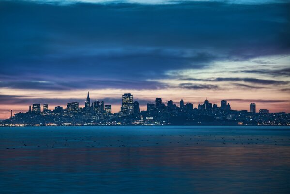 Vista nocturna de San Francisco contra el mar