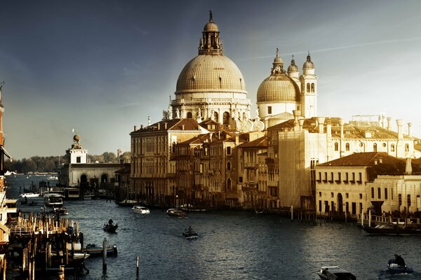 Boote segeln auf dem Fluss in Venedig