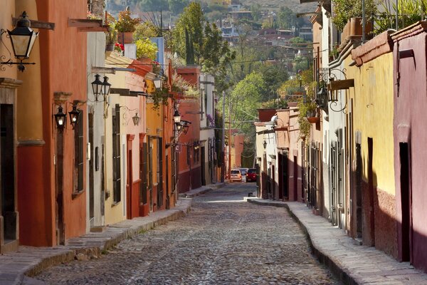 A quiet street of the summer city