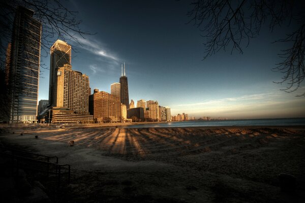 Ciudad de Chicago-panorama con rascacielos contra el cielo