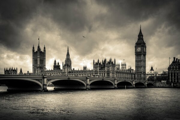 Londres noir et blanc avec un pont sur la Tamise