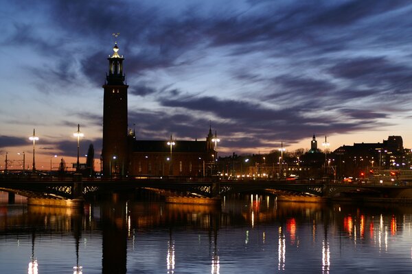 Cielo cupo in città. Riflessione delle lanterne nel fiume