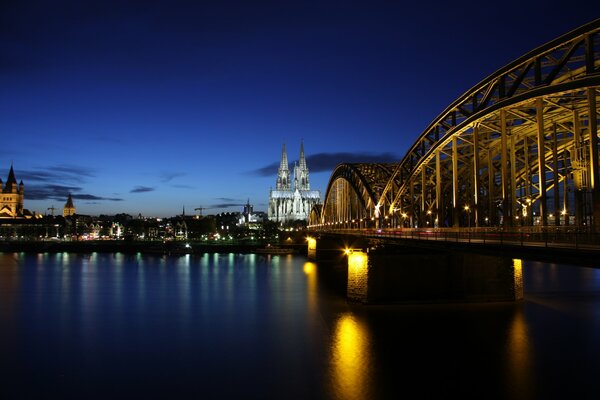 Мост на фоне вечерних зданий