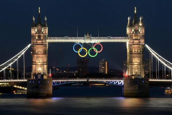 Brücke über den Fluss mit der Symbolik der Olympischen Spiele