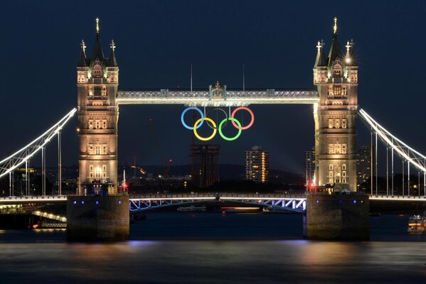 Ponte sul fiume con i simboli delle Olimpiadi