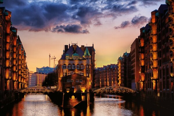 Europäischer Abendkanal mit schönem Himmel