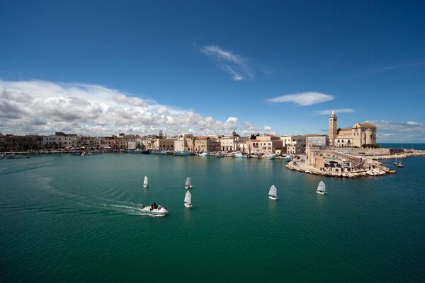 Edifici antichi nel mare turchese