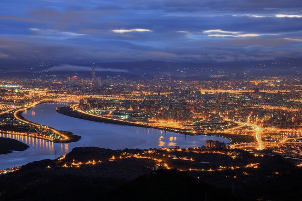 Chine, ville éclairée par des lumières de Taipei dans la nuit