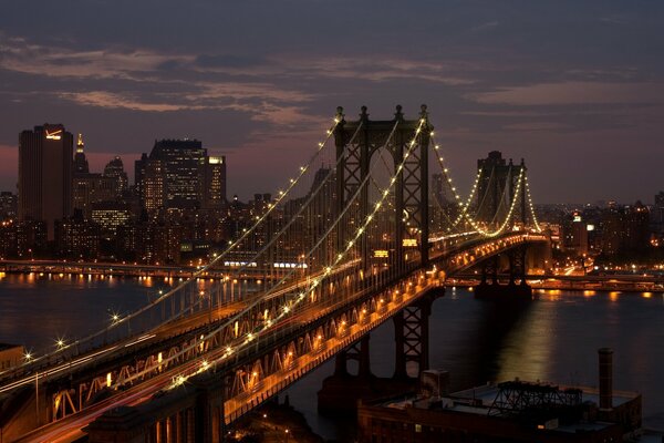 The New York Bridge fascinates the eye