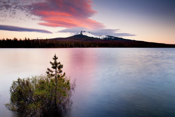 Высокие горы и озеро под закатом
