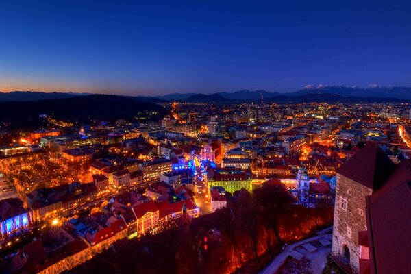 Abendlichter der Stadt zu Weihnachten