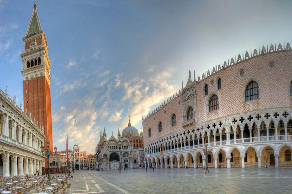 Plaza de San Marcos en Venecia con un cielo despejado