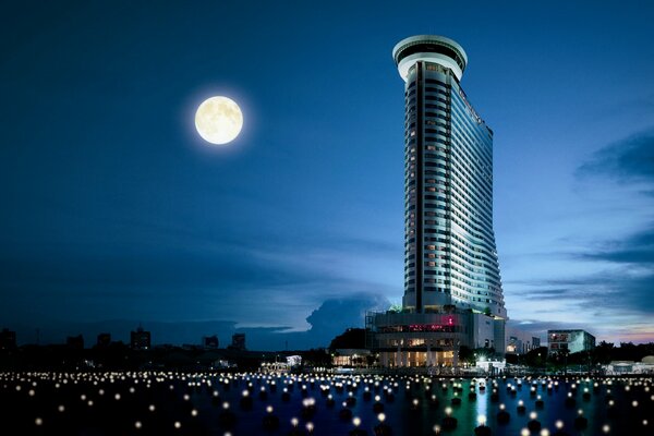 Città di Bangkok nella notte sotto la luna