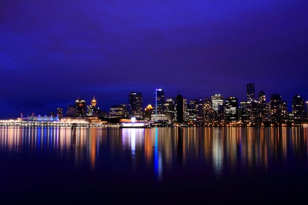 Vancouver noche ciudad luces brillantes