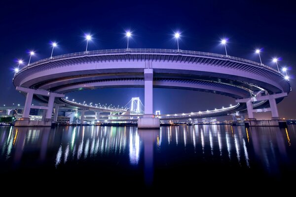 La Capital De Japón Es Tokio. Linternas en el reflejo de la bahía