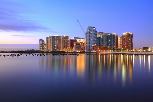 Tramonto rosa Sull Hudson. Grattacieli di Jersey City