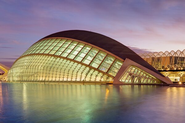 Planétarium espagnol brille sur fond de coucher de soleil