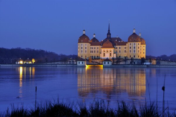 Abendliche Reflexion des sächsischen Schlosses