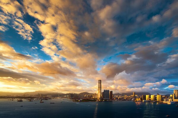 Rascacielos de Hong Kong en medio de una hermosa puesta de sol