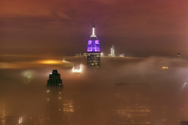 Brouillard ou smog ou brume au-dessus de la ville nocturne