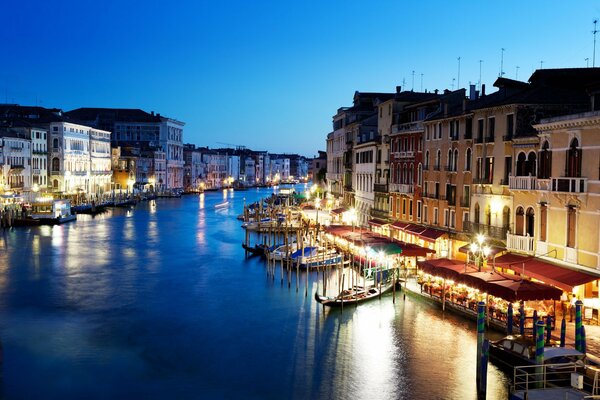 Świecące brzegi Wenecji, gondole na błękitnej rzece