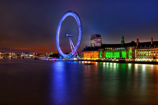 Die Schönheit des abendlichen Londons. Beleuchtetes Riesenrad