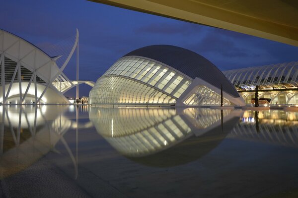 Complexe architectural, photo de nuit