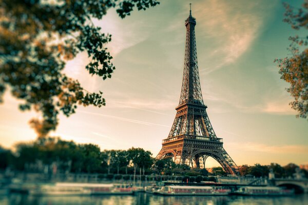 Torre Eiffel en la orilla del río con hermosa luz