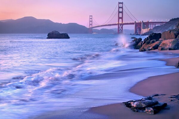 Abendliche lila Landschaft der Golden Gate Bridge in San Francisco