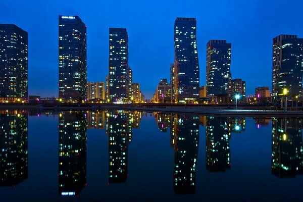 Maisons à plusieurs étages dans la ville asiatique dans la nuit