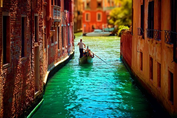 Góndola en el canal de Venecia. Romance italiano