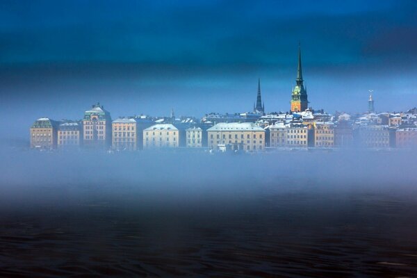 La ville dans le brouillard et les toits visibles