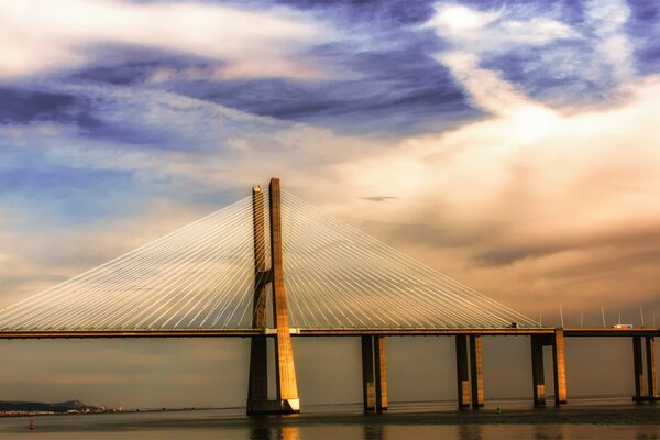 Ponte in Portogallo su uno sfondo di nuvole