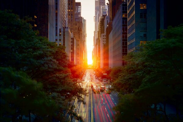 Die Stadt New York bei Sonnenuntergang ist ein geheimnisvoller Anblick