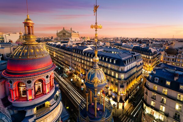 La ciudad de París Y la vista desde arriba del techo bañado