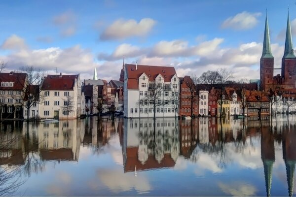 Riflesso nell acqua delle cabine europee