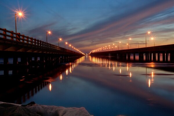 Unglaublich schönes Foto der Brücke bei Sonnenuntergang