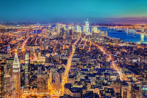 New York du soir dans la lueur des lumières