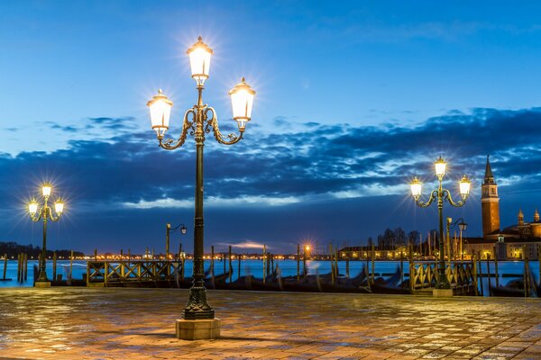 Der Platz in Venedig in den Abendlichtern