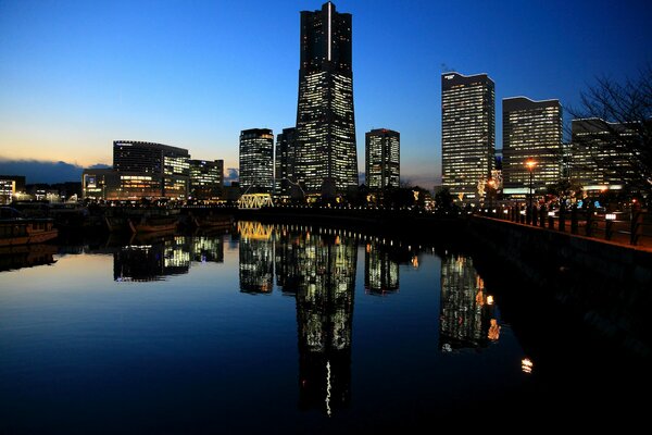 Yokohama-Hafen im Hintergrund des Sonnenuntergangs