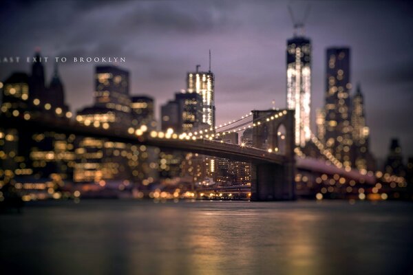Stadt mit Brücke über den Fluss in der Nacht