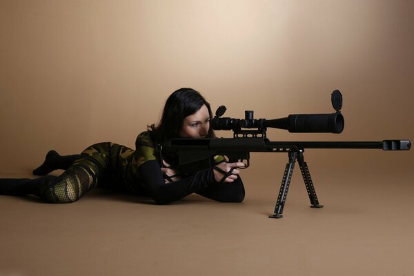 Una chica en un traje ajustado Mira a la vista de un rifle