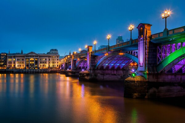 Лондонский мост в ярких красках