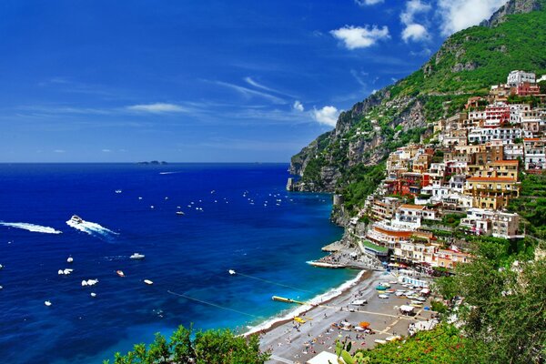 Naturaleza de Italia ciudad en la costa