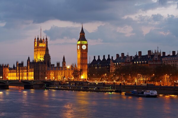 Abendstadt mit großer Uhr Big Ben