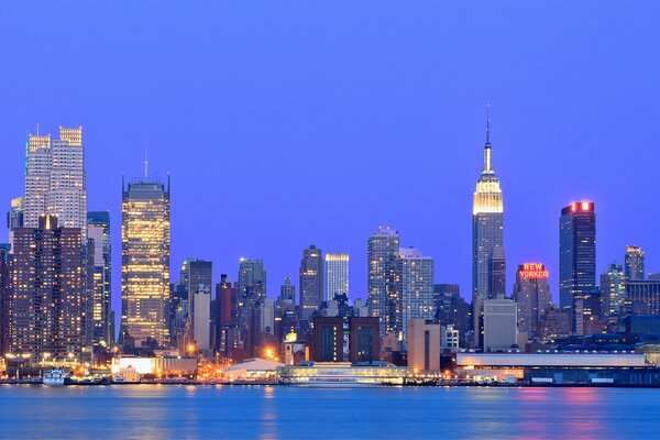 New York Wolkenkratzer unter blauem Himmel