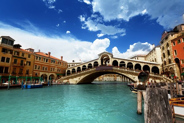 Gran canal Po entre las cabañas italianas