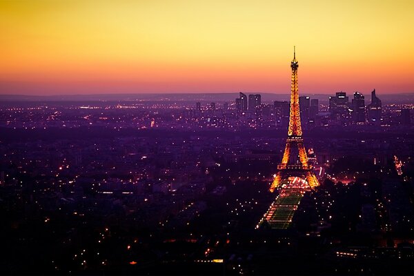 Tour Eiffel dans la nuit de Paris