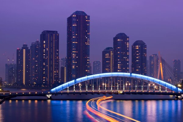 Сиоеневое небо. Мост через реку в Японии