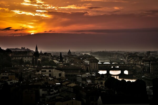 Tramonto arancione, città crepuscolare